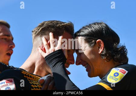 Gillingham, Regno Unito. 29th Apr, 2023. Cameron Norman della contea di Newport (c) festeggia con il compagno di squadra dopo aver ottenuto il loro 1st° gol. Partita della lega di calcio EFL Skybet due, Gillingham FC contro Newport County al MEMS Priestfield Stadium di Gillingham, Kent sabato 29th aprile 2023. Questa immagine può essere utilizzata solo per scopi editoriali. Solo per uso editoriale, licenza richiesta per uso commerciale. Non è utilizzabile nelle scommesse, nei giochi o nelle pubblicazioni di un singolo club/campionato/giocatore. pic by Credit: Andrew Orchard sport fotografia / Alamy Live News Foto Stock