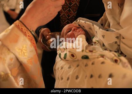 Stryi, Ucraina - 11 settembre 2022: Sacerdote che conduce la cerimonia del battesimo nell'Assunzione della Cattedrale della Beata Vergine Maria Foto Stock