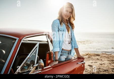 Il mio cuore è pieno quando sono in viaggio. Ritratto di una bella giovane donna in viaggio in spiaggia. Foto Stock