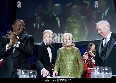 Washington DC, Stati Uniti. 29th Apr, 2023. Il comico Roy Wood Jr., (a sinistra) applaude come il presidente americano Joe Biden e la First Lady Jill Biden arrivano per la cena della White House Corinterpelled' Association (WHCA) a Washington, DC sabato 29 aprile 2023. La cena annuale raccoglie denaro per borse di studio WHCA e onora i destinatari dei premi giornalistici dell'organizzazione. Foto vicino: Nathan Howard/UPI Credit: UPI/Alamy Live News Foto Stock