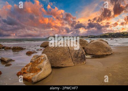 Moeraki Boulders, massi rocciosi sulla spiaggia sabbiosa all'alba, formazione geologica, Koekohe Beach, Moeraki, East Coast, Otago, South Island, New Foto Stock