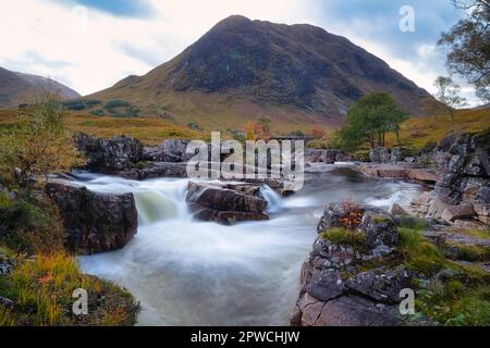 Fiume Etive, cascate, esposizione lunga, Glen Etive, Glen Coe, Scozia, Gran Bretagna Foto Stock