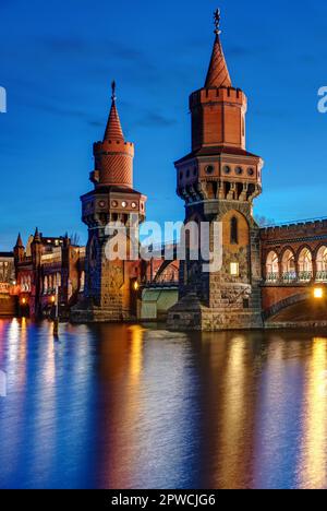 Il bellissimo ponte Oberbaum di Berlino di notte Foto Stock