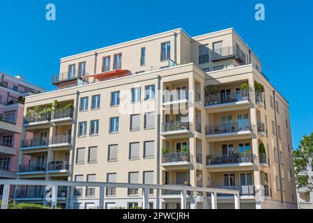 Moderno appartamento giallo casa vista a Berlino, Germania Foto Stock