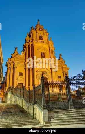 La cattedrale barocca di San Giorgio a Ragusa Ibla in Sicilia all'ora blu Foto Stock