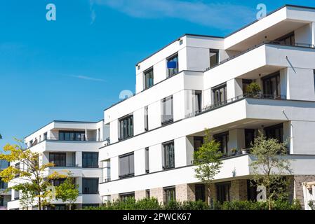 Bianco moderno townhouses visto a Berlino, Germania Foto Stock