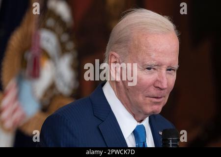 Washington, Stato di Vereinigte. 28th Apr, 2023. Il presidente degli Stati Uniti Joe Biden presenta il trofeo Commander-in-Chiefâs ai Falcons dell'aeronautica alla Casa Bianca di Washington, DC, 28 aprile 2023. Credit: Chris Kleponis/CNP/dpa/Alamy Live News Foto Stock