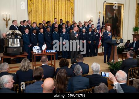 Washington, Stato di Vereinigte. 28th Apr, 2023. Il presidente degli Stati Uniti Joe Biden presenta il trofeo Commander-in-Chiefs ai Falcons dell'aeronautica alla Casa Bianca di Washington, DC, 28 aprile 2023. Credit: Chris Kleponis/CNP/dpa/Alamy Live News Foto Stock