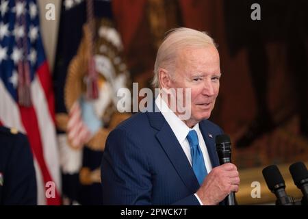 Washington, Stato di Vereinigte. 28th Apr, 2023. Il presidente degli Stati Uniti Joe Biden presenta il trofeo Commander-in-Chiefâs ai Falcons dell'aeronautica alla Casa Bianca di Washington, DC, 28 aprile 2023. Credit: Chris Kleponis/CNP/dpa/Alamy Live News Foto Stock