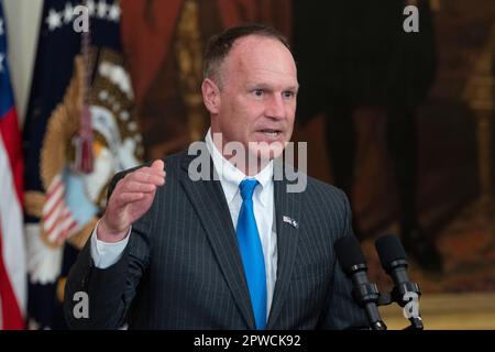 Washington, Stato di Vereinigte. 28th Apr, 2023. Troy Calhoun, allenatore capo dell'Air Force Falcons, parla durante la presentazione del trofeo Commander-in-Chiefs ai Falcons alla Casa Bianca di Washington, DC, 28 aprile 2023. Credit: Chris Kleponis/CNP/dpa/Alamy Live News Foto Stock