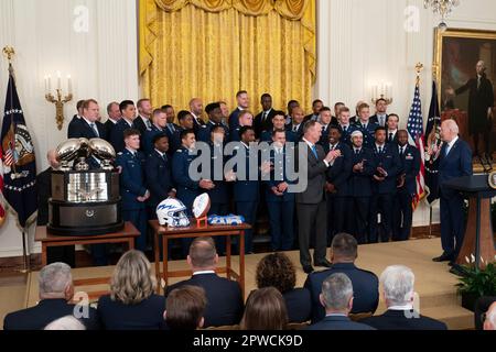 Washington, Stato di Vereinigte. 28th Apr, 2023. Il presidente degli Stati Uniti Joe Biden presenta il trofeo Commander-in-Chiefs ai Falcons dell'aeronautica alla Casa Bianca di Washington, DC, 28 aprile 2023. Credit: Chris Kleponis/CNP/dpa/Alamy Live News Foto Stock