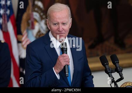 Washington, Stato di Vereinigte. 28th Apr, 2023. Il presidente degli Stati Uniti Joe Biden presenta il trofeo Commander-in-Chiefâs ai Falcons dell'aeronautica alla Casa Bianca di Washington, DC, 28 aprile 2023. Credit: Chris Kleponis/CNP/dpa/Alamy Live News Foto Stock