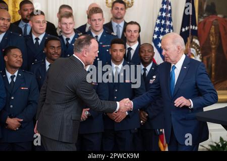 Washington, Stato di Vereinigte. 28th Apr, 2023. Il presidente degli Stati Uniti Joe Biden si congratula con Troy Calhoun, allenatore capo dell'Air Force Falcons per aver vinto il trofeo Commander-in-Chiefs alla Casa Bianca di Washington, DC, 28 aprile 2023. Credit: Chris Kleponis/CNP/dpa/Alamy Live News Foto Stock