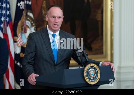 Washington, Stato di Vereinigte. 28th Apr, 2023. Troy Calhoun, allenatore capo dell'Air Force Falcons, parla durante la presentazione del trofeo Commander-in-Chiefs ai Falcons alla Casa Bianca di Washington, DC, 28 aprile 2023. Credit: Chris Kleponis/CNP/dpa/Alamy Live News Foto Stock