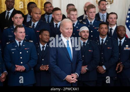 Washington, Stato di Vereinigte. 28th Apr, 2023. Il presidente degli Stati Uniti Joe Biden presenta il trofeo Commander-in-Chiefâs ai Falcons dell'aeronautica alla Casa Bianca di Washington, DC, 28 aprile 2023. Credit: Chris Kleponis/CNP/dpa/Alamy Live News Foto Stock