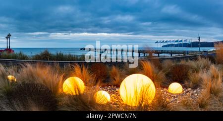 Kurplatz di fronte all'hotel termale Binz, dietro il molo, località balneare di Binz, isola di Ruegen, Meclemburgo-Pomerania occidentale, Germania Foto Stock