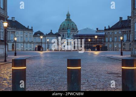 Palazzo Amalienborg e la cupola della Chiesa di Frederik, chiamata anche Chiesa di marmo, Copenaghen, Regione di Hovedstaden, Danimarca Foto Stock