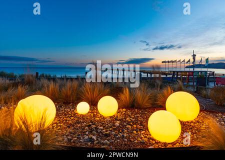 Kurplatz di fronte all'hotel termale Binz, dietro il molo, località balneare di Binz, isola di Ruegen, Meclemburgo-Pomerania occidentale, Germania Foto Stock