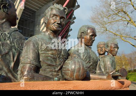 Scultura e monumento alla Coppa del mondo di calcio 1954, Miracolo di Berna, con giocatori nazionali di 1. FCK, Werner Liebrich, Fritz Walter, Werner Kohlmeyer Foto Stock