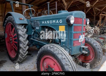 Trattore vintage, Hanomag R28, anno di costruzione 1952, remise, museo all'aperto Hessenpark, Neu-Anspach, Taunus, Assia, Germania Foto Stock