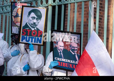 I bielorussi protestano contro Putin e Lukashenko, protestano contro il previsto trasferimento di armi nucleari russe in Bielorussia, Copenaghen, Danimarca Foto Stock