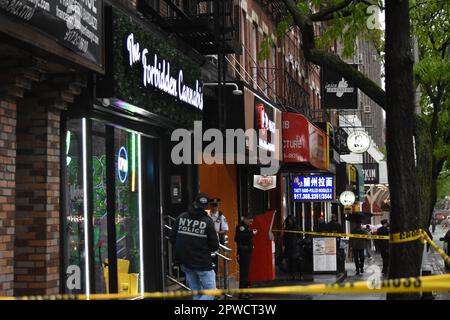 Manhattan, Stati Uniti. 29th Apr, 2023. Riprese a Manhattan, New York, Stati Uniti il 29 aprile 2023. Alle 1743 ore, sabato sera una persona è stata sparata nella spalla e nella spalla vicino alla zona di 9th Avenue e West 46th Street. Secondo il Dipartimento di polizia di New York, la persona che ha sparato è in condizioni stabili. Nessun sospetto viene catturato in questo momento. (Foto di Kyle Mazza/Sipa USA) Credit: Sipa USA/Alamy Live News Foto Stock