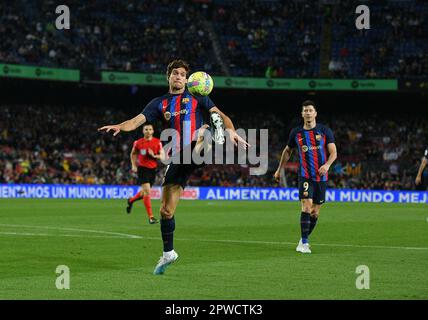 Barcellona, ESP. 29th Apr, 2023. FC BARCELLONA vs REAL BETIS 29 aprile 2023 Marcos Alonso (17) del FC Barcelona durante la partita tra FC Barcelona e Real Betis corrispondente al trentadue giorno della Liga Santander al Camp Nou di Spotify a Barcellona, Spagna. Credit: Rosdemora/Alamy Live News Foto Stock