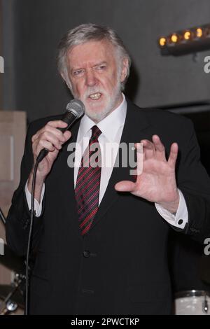 Barry Crocker il magnate dei media australiani Reg Grundy lancia la sua autobiografia alla Sydney Opera House. Racchiudendo i suoi 50 anni di radio e televisione, il libro fornisce approfondimenti dietro le quinte su programmi che ora si trovano come pilastri del dramma australiano, tra cui 'Prisoner Cell Block H' e 'Neighbours'. Sydney, Australia - 27.09.10 Foto Stock