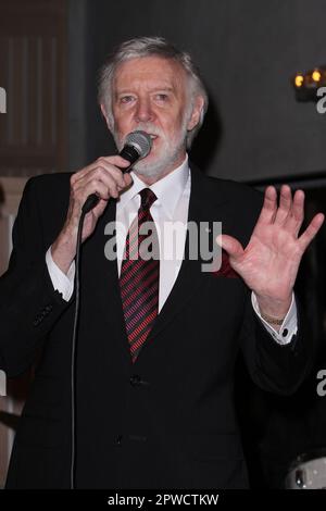 Barry Crocker il magnate dei media australiani Reg Grundy lancia la sua autobiografia alla Sydney Opera House. Racchiudendo i suoi 50 anni di radio e televisione, il libro fornisce approfondimenti dietro le quinte su programmi che ora si trovano come pilastri del dramma australiano, tra cui 'Prisoner Cell Block H' e 'Neighbours'. Sydney, Australia - 27.09.10 Foto Stock