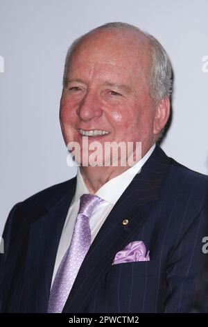 Alan Jones il magnate dei media australiani Reg Grundy lancia la sua autobiografia alla Sydney Opera House. Racchiudendo i suoi 50 anni di radio e televisione, il libro fornisce approfondimenti dietro le quinte su programmi che ora si trovano come pilastri del dramma australiano, tra cui 'Prisoner Cell Block H' e 'Neighbours'. Sydney, Australia - 27.09.10 Foto Stock