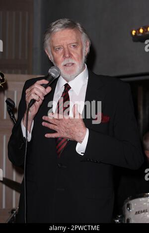 Barry Crocker il magnate dei media australiani Reg Grundy lancia la sua autobiografia alla Sydney Opera House. Racchiudendo i suoi 50 anni di radio e televisione, il libro fornisce approfondimenti dietro le quinte su programmi che ora si trovano come pilastri del dramma australiano, tra cui 'Prisoner Cell Block H' e 'Neighbours'. Sydney, Australia - 27.09.10 Foto Stock