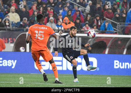 Foxborough, Massachusetts, Stati Uniti. 29th Apr, 2023. Il centrocampista della New England Revolution Carles Gil (10) gioca la palla contro il FC Cincinnati durante il secondo tempo a Foxborough, Massachusetts. Eric Canha/CSM/Alamy Live News Foto Stock