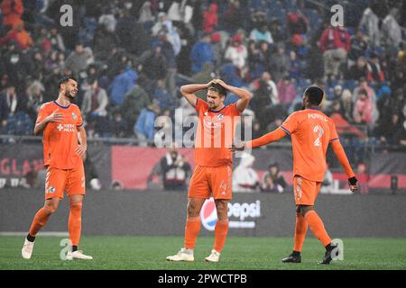 Foxborough, Massachusetts, Stati Uniti. 29th Apr, 2023. Il difensore del FC Cincinnati Nick Hagglund (4) reagisce al gioco durante il secondo tempo contro la Rivoluzione del New England a Foxborough, Massachusetts. Eric Canha/CSM/Alamy Live News Foto Stock