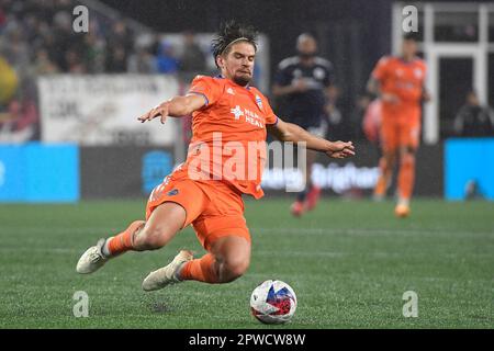 Foxborough, Massachusetts, Stati Uniti. 29th Apr, 2023. Il difensore del FC Cincinnati Nick Hagglund (4) gioca la palla durante il secondo tempo contro la Rivoluzione del New England a Foxborough, Massachusetts. Eric Canha/CSM/Alamy Live News Foto Stock