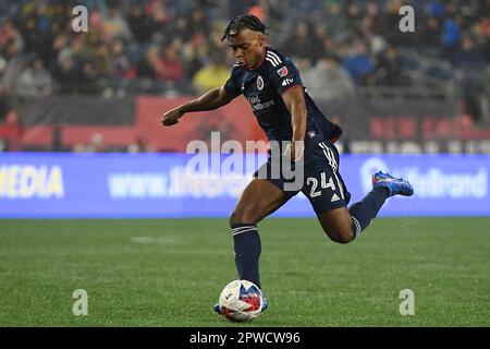 Foxborough, Massachusetts, Stati Uniti. 29th Apr, 2023. Il difensore della rivoluzione del New England DeJuan Jones (24) passa la palla durante il secondo tempo contro il FC Cincinnati a Foxborough, Massachusetts. Eric Canha/CSM/Alamy Live News Foto Stock