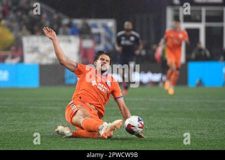 Foxborough, Massachusetts, Stati Uniti. 29th Apr, 2023. Il difensore del FC Cincinnati Nick Hagglund (4) gioca la palla durante il secondo tempo contro la Rivoluzione del New England a Foxborough, Massachusetts. Eric Canha/CSM/Alamy Live News Foto Stock