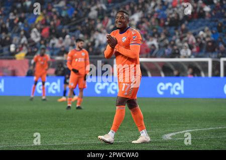 Foxborough, Massachusetts, Stati Uniti. 29th Apr, 2023. Il forward del FC Cincinnati Sergio Santos (17) reagisce alla chiamata del funzionario durante il secondo tempo contro la Rivoluzione del New England a Foxborough, Massachusetts. Eric Canha/CSM/Alamy Live News Foto Stock