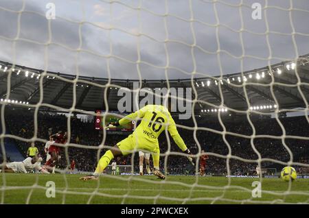 Roma, Italia. 29th Apr, 2023. Il Tammy Abraham di Roma (2nd L, davanti) segna il suo gol durante una partita di calcio della Serie A tra Roma e l'AC Milan a Roma, 29 aprile 2023. Credit: Augusto Casasoli/Xinhua/Alamy Live News Foto Stock