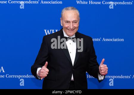 Chuck Schumer (democratico di New York), leader della maggioranza del Senato degli Stati Uniti, arriva per la cena della White House Corinterpelled Association 2023 al Washington Hilton Hotel sabato 29 aprile 2023 a Washington, DC Credit: Julia Nikhinson/CNP /MediaPunch Credit: MediaPunch Inc/Alamy Live News Foto Stock