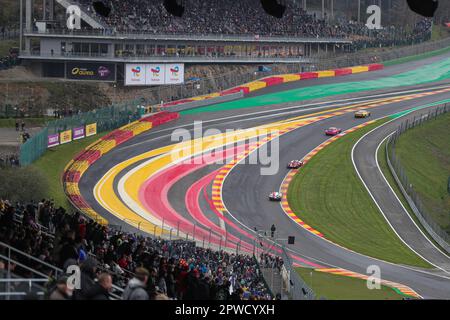 Stavelot, Belgio. 29th Apr, 2023. Le auto da corsa si vedono durante la gara della 6 ore di Spa-Francorchamps, terza prova del Campionato Mondiale di Endurance FIA 2023 (WEC) sul circuito di Spa-Francorchamps di Stavelot, Belgio, il 29 aprile 2023. Credit: Zheng Huansong/Xinhua/Alamy Live News Foto Stock