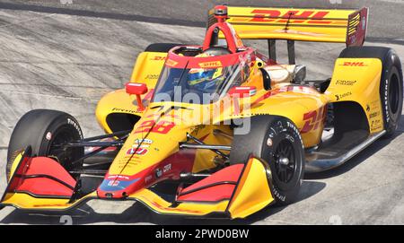 Long Beach, CA - 15 aprile 2023: Il pilota IndyCar Romain Grosjean gareggia nel Gran Premio di Long Beach nella Honda DHL n° 28 di Andretti Autosport. Foto Stock