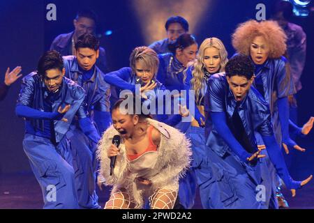 Quezon City, Filippine. 29th Apr, 2023. La superstar pop asiatica Sarah Geronimowow la folla con il suo numero di prestazioni. (Foto di Dennis Jerome Acosta/Pacific Press) Credit: Pacific Press Media Production Corp./Alamy Live News Foto Stock