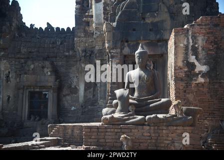 Antica immagine di Buddha seduto all'aperto a Phra Prang Sam Yod, situata nella provincia di Lop Buri nel centro della Thailandia. Foto Stock