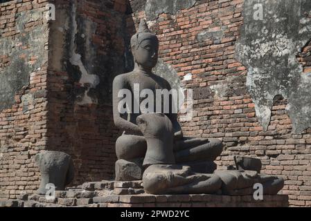 Antica immagine di Buddha seduto all'aperto a Phra Prang Sam Yod, situata nella provincia di Lop Buri nel centro della Thailandia. Foto Stock