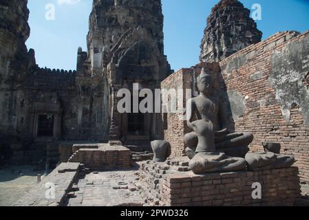 Antica immagine di Buddha seduto all'aperto a Phra Prang Sam Yod, situata nella provincia di Lop Buri nel centro della Thailandia. Foto Stock