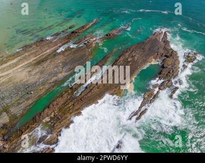 Vista aerea delle scogliere rocciose in un oceano turchese a Snapper Rocks sulla Gold Coast del Queensland, Australia. Foto Stock