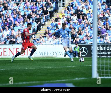 Coventry, Regno Unito. 30th Apr, 2023. 29th aprile 2023; Coventry Building Society Arena, Coventry, Inghilterra; EFL Championship, Coventry City contro Birmingham City; Viktor Gyokeres di Coventry fa attraversare la palla attraverso l'area di penalità Credit: Action Plus Sports Images/Alamy Live News Foto Stock