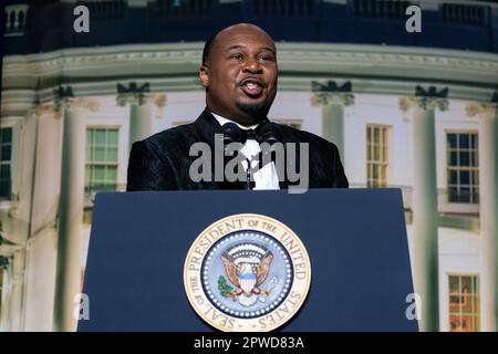 Washington DC, Stati Uniti. 29th Apr, 2023. Il comico Roy Wood Jr., parla durante la cena della White House Corinterpelled' Association (WHCA) a Washington DC, USA, sabato 29 aprile 2023. La cena annuale raccoglie denaro per borse di studio WHCA e onora i destinatari dei premi giornalistici dell'organizzazione. Credit: Nathan Howard/Pool via CNP/dpa/Alamy Live News Foto Stock