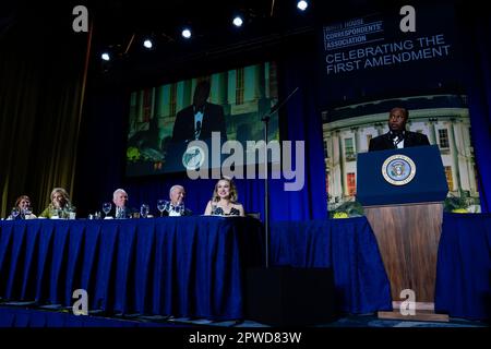 Washington DC, Stati Uniti. 29th Apr, 2023. Il comico Roy Wood Jr., parla durante la cena della White House Corinterpelled' Association (WHCA) a Washington DC, USA, sabato 29 aprile 2023. La cena annuale raccoglie denaro per borse di studio WHCA e onora i destinatari dei premi giornalistici dell'organizzazione. Credit: Nathan Howard/Pool via CNP/dpa/Alamy Live News Foto Stock