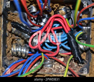 Fili elettrici esposti collegati da un'installazione di cablaggio elettrico Foto Stock